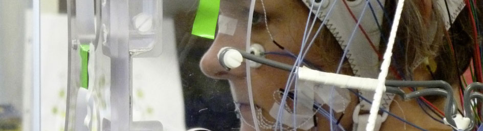 Susanne Fuchs stellte sich als Versuchsperson für die simultane Aufnahme von Bewegungen der Sprechorgane mit den dazugehörigen Gehirnströmen zur Verfügung. © Bildarchiv ZAS Susanne Fuchs stellte sich als Versuchsperson für die simultane Aufnahme von Bewegungen der Sprechorgane mit den dazugehörigen Gehirnströmen zur Verfügung. © Bildarchiv ZAS